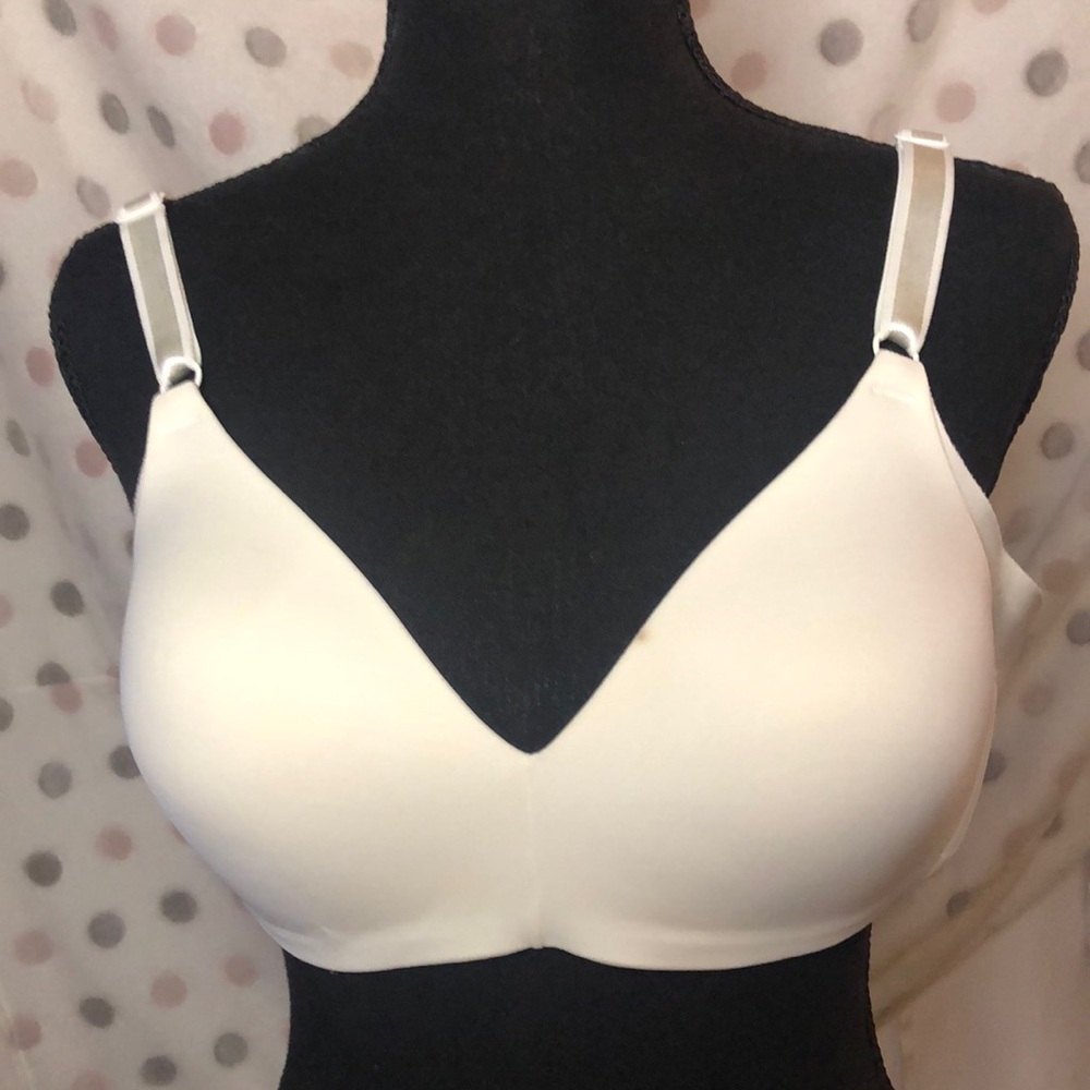 WARNERS white softly padded bra. Adjustable straps. Size 38 B.